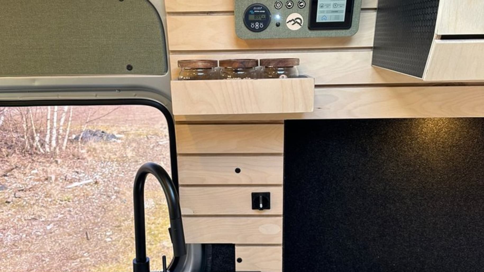 The Beast interieur met inductiekeuken